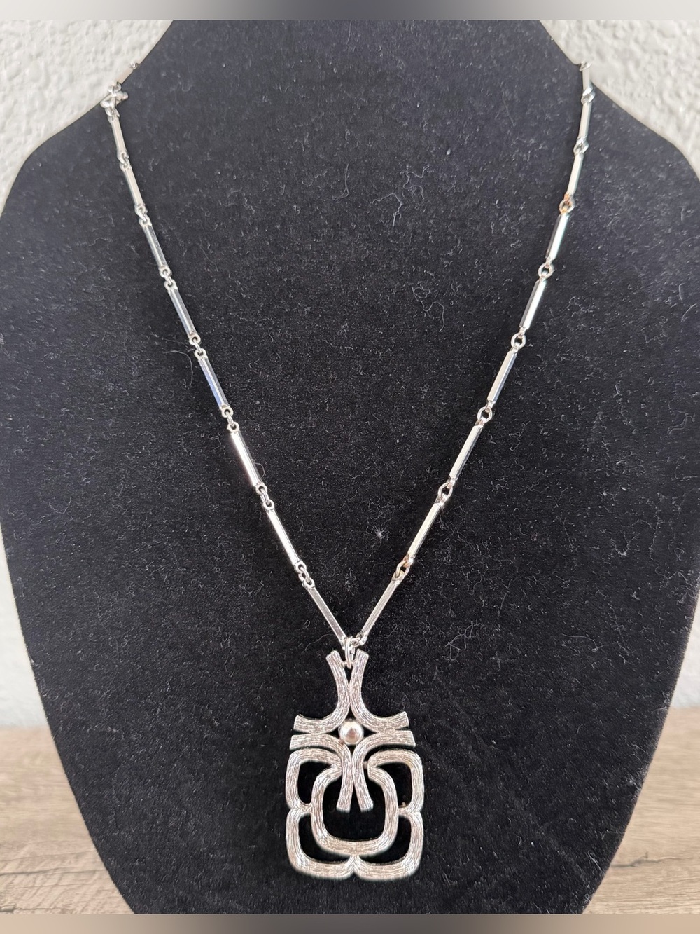 vintage AVON Silver Tone Hinged Mayan‎ Pendant Bar Link Chain Necklace Geometric